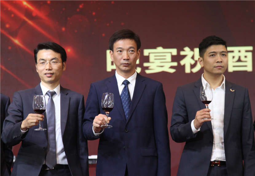 午夜成人精品视频